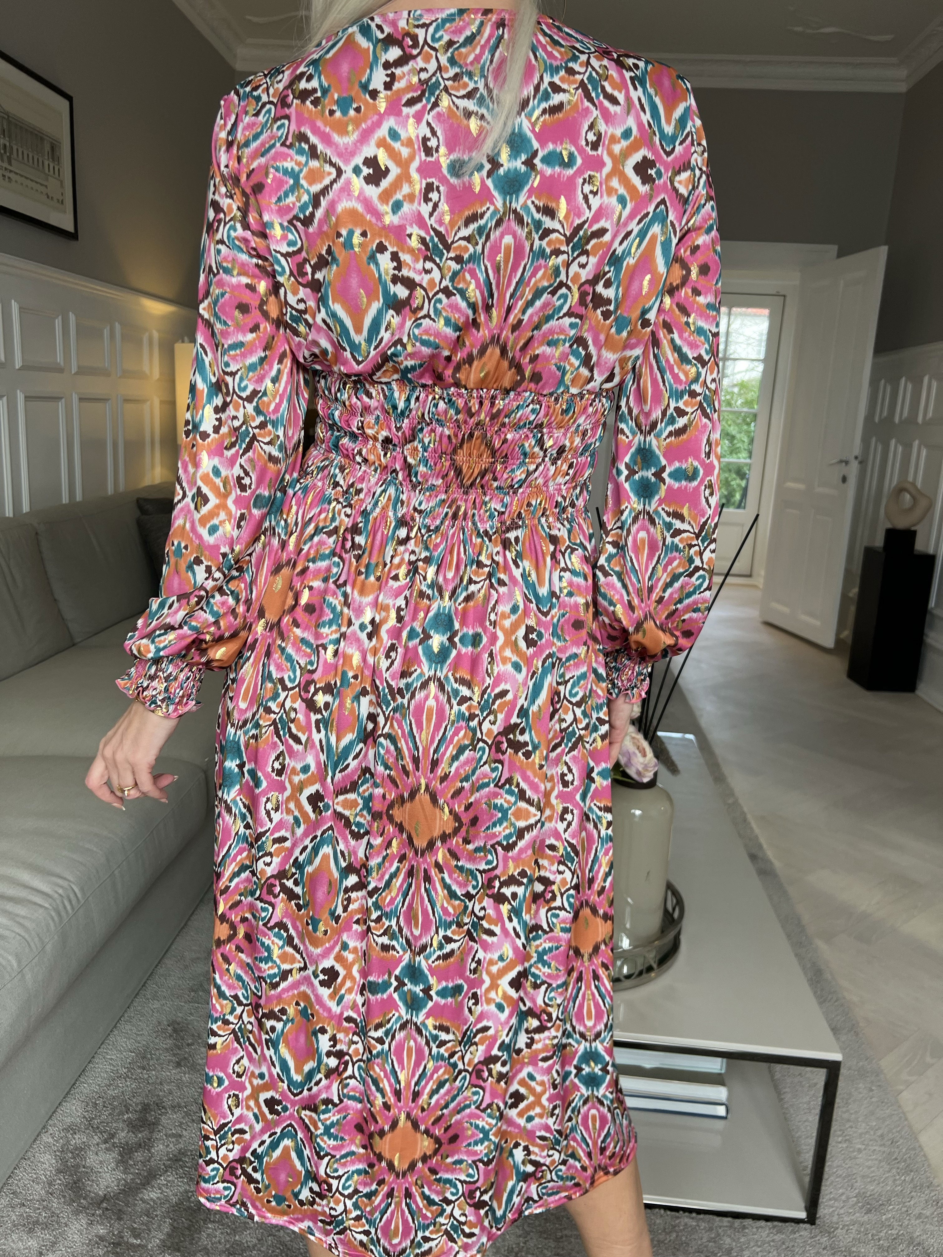 Pams Peacock Midi L/S - Elastisk mønstret kjole i krølfrit stof